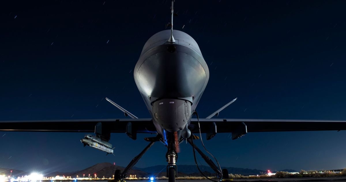 Um MQ-9 Reaper da Força Aérea dos EUA está estacionado na rampa da Base Aérea de Creech, em N...