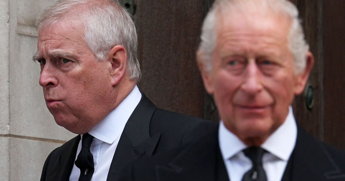 Andrew, à esquerda, e Charles saem após uma missa na Catedral de Westminster em Londres, em 16 ...