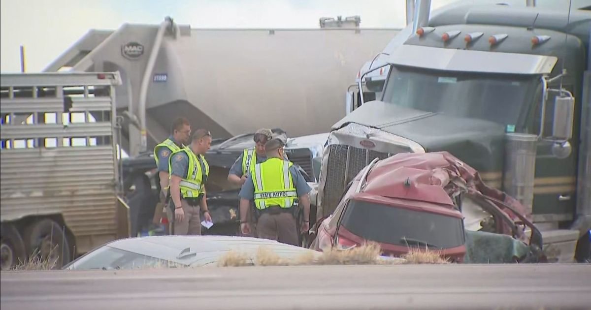 Engavetamento com mais de 30 veículos no Colorado, nos Estados Unidos  • KRDO VIA NEWSOURCE