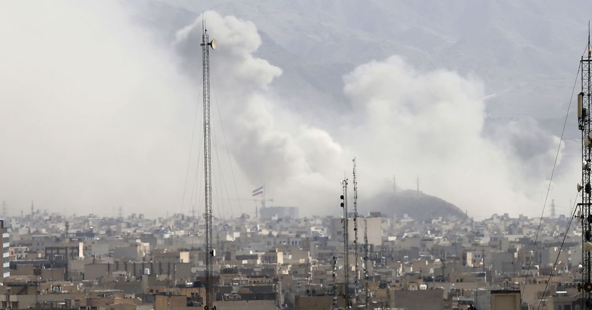 Fumaça em Teerã, capital do Irã, após ataques dos EUA e Israel contra o país  • Anadolu A...