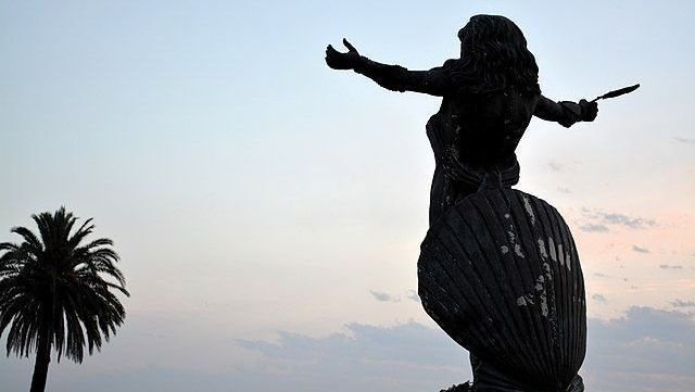 Iemanjá olhando o mar. Estátua localizada no Uruguai (11 de setembro de 2013)  • Wikimedia C...