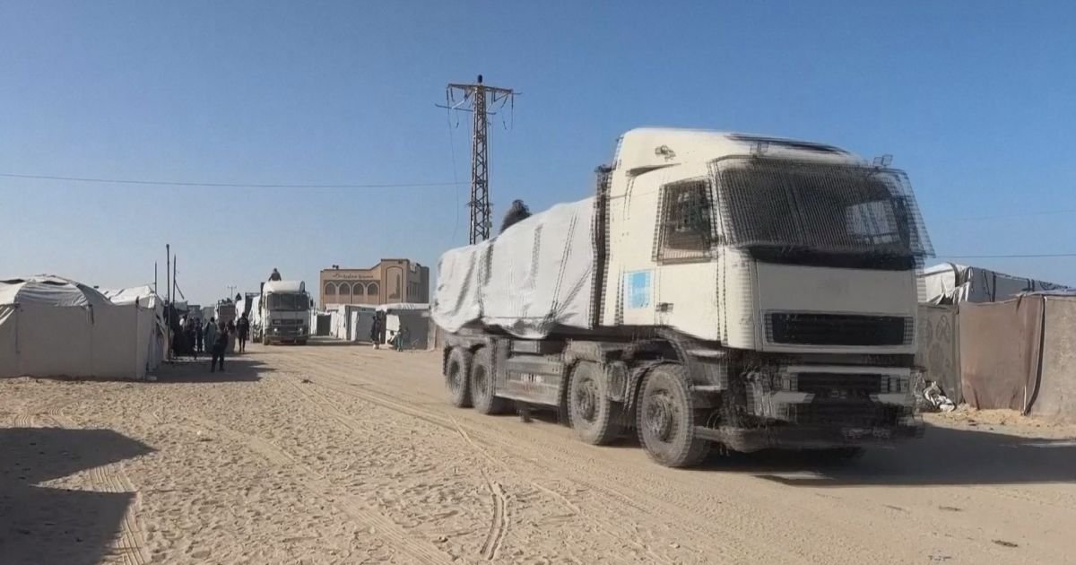 Caminhões de ajuda humanitária são vistos circulando em Rafah, na Faixa de Gaza  • REUTERS