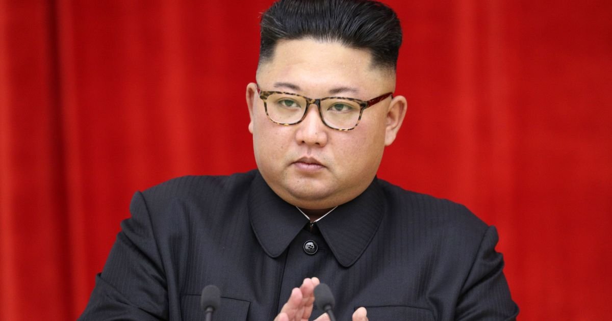 O líder norte-coreano Kim Jong-un discursa durante um jantar de boas-vindas a autoridades da Cor...