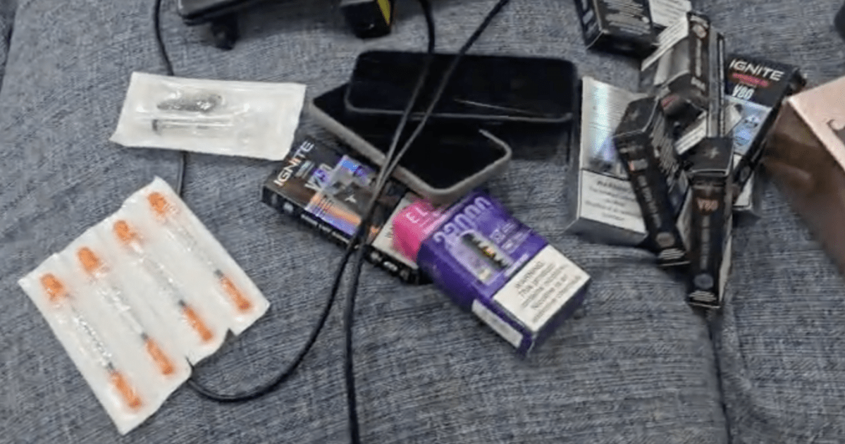 Agentes da Decon apreenderam medicamentos emagrecedores, celulares e produtos falsificados na cas...