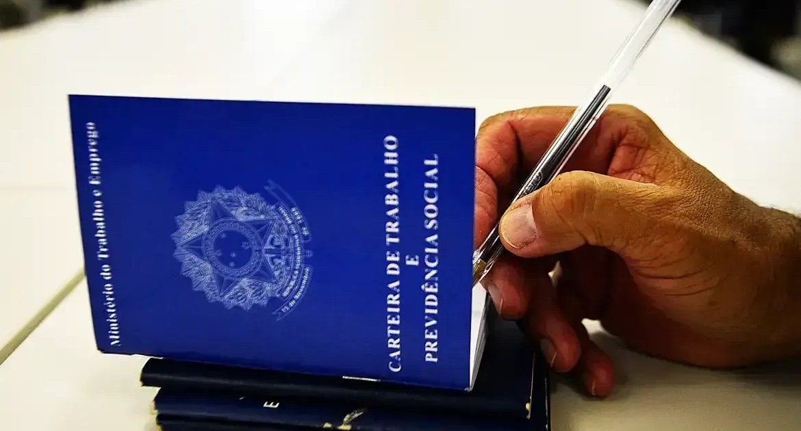 Em todas as regiões pesquisadas, a aprovação do fim da escala tem apresentado queda, na compar...