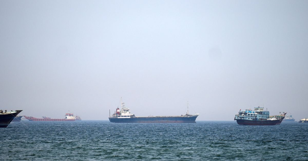 Embarcações no Estreito de Ormuz 29 de abril de 2026  • REUTERS/Stringer