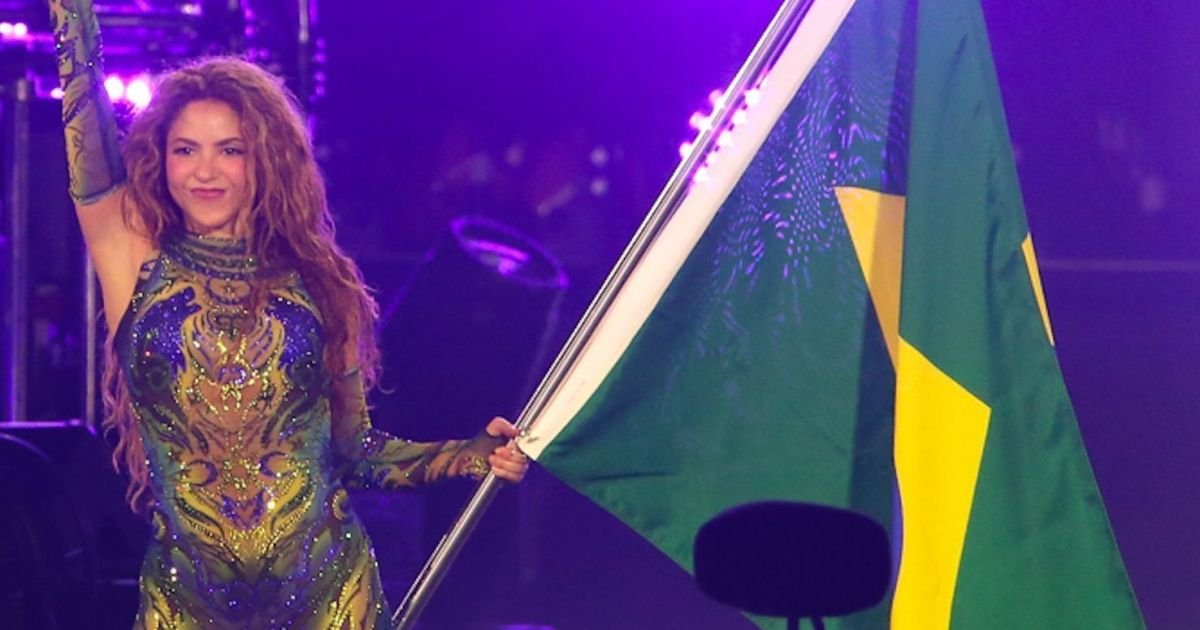 Shakira levanta bandeira brasileira no encerramento do Todo Mundo no Rio  • Dilson Silva/ Agnews