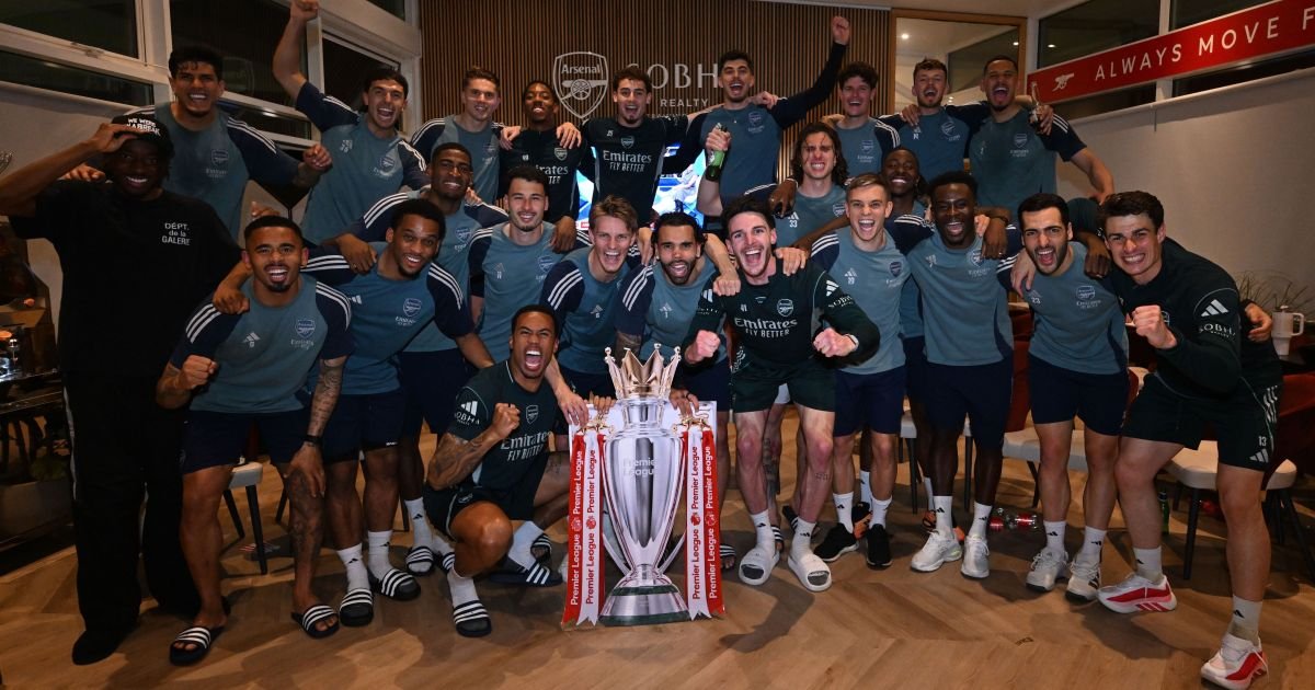 Jogadores do Arsenal comemoram a conquista da Premier League após tropeço do Manchester City  ...