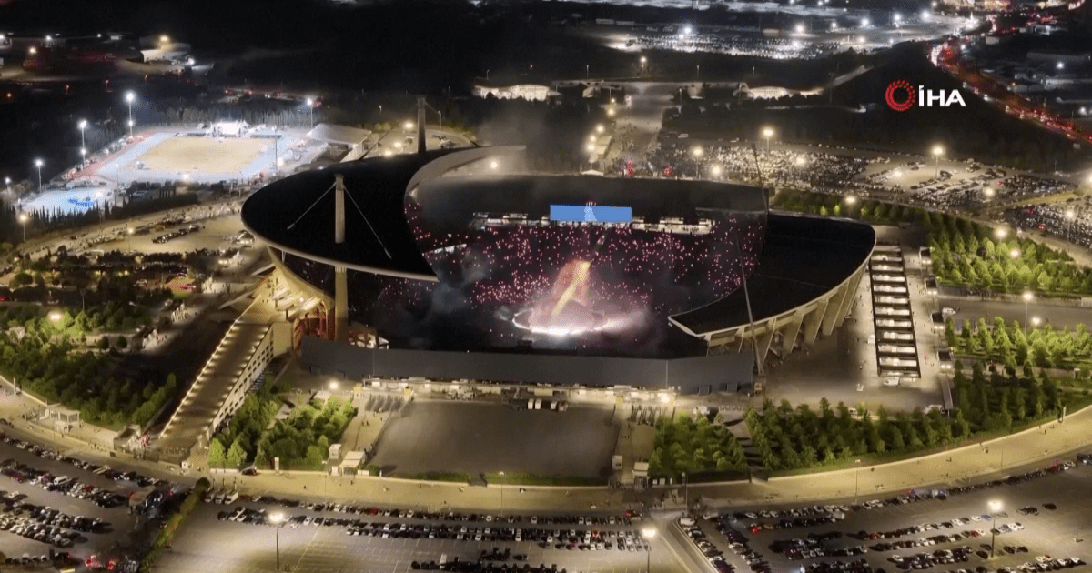 Imagens de drone do estádio e da multidão no show do rapper americano Kanye West em Istambul  ...