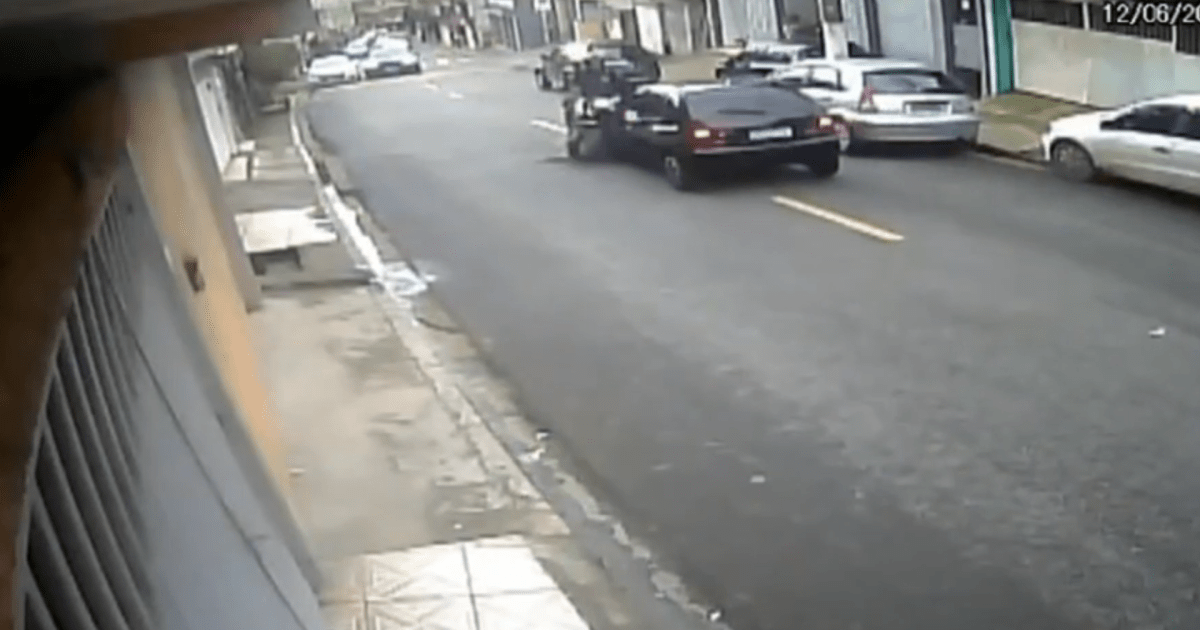 Policial voou de sua moto ao colidir ocm veiculo durante perseguição na zona Sul de SP  • Re...