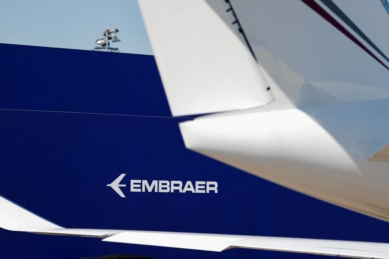 Logotipo da Embraer é visto no 55º Salão Internacional da Aviação de Paris, no Aeroporto de ...